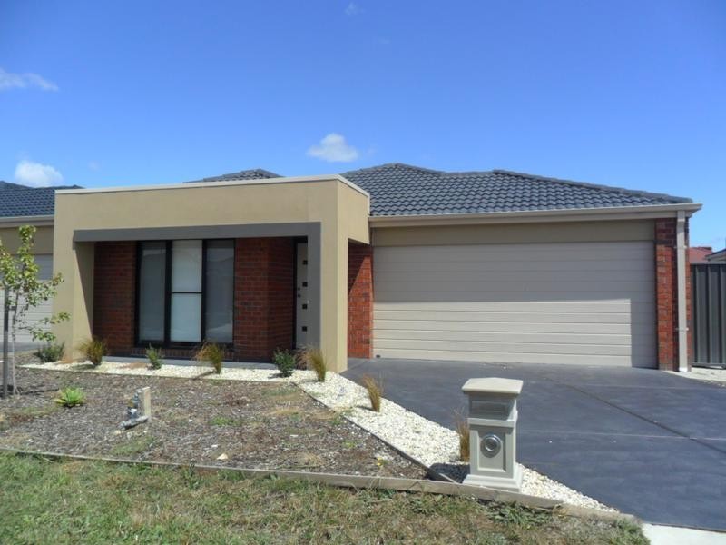 13 Boldrewood Place, Lynbrook VIC 3975