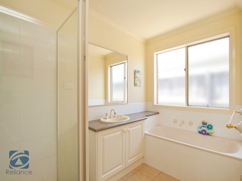 10 Rowcroft Avenue, Lynbrook VIC 3975