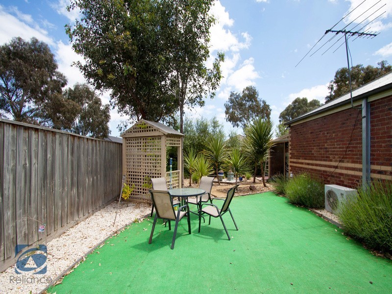 10 Rowcroft Avenue, Lynbrook VIC 3975