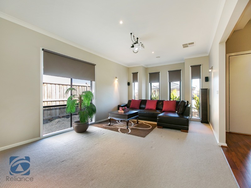 8 Canadian Maple Place, Lyndhurst VIC 3975