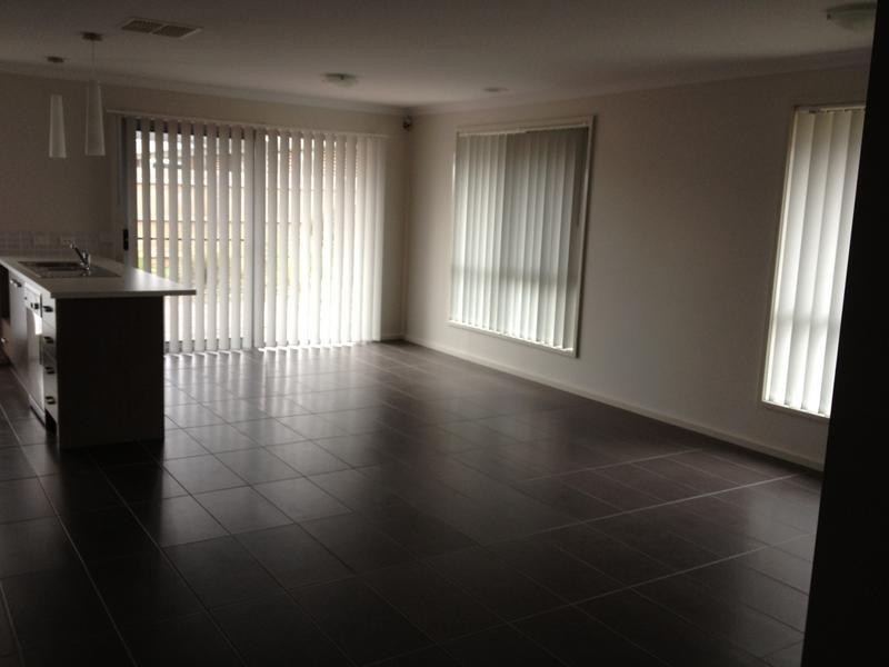 11 Peridot Avenue, Officer VIC 3809