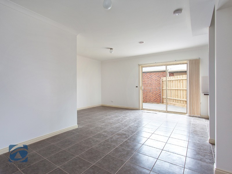 2/33 Coral Drive, Hampton Park VIC 3976