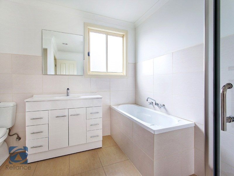 2/33 Coral Drive, Hampton Park VIC 3976