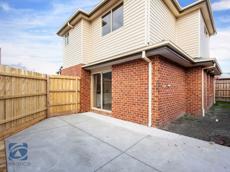 2/33 Coral Drive, Hampton Park VIC 3976