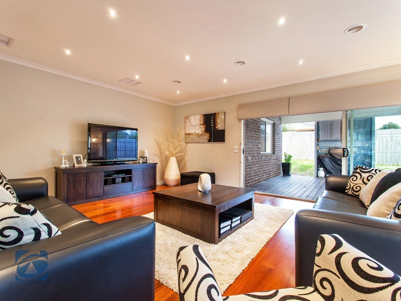 8 Olive Road, Lynbrook VIC 3975