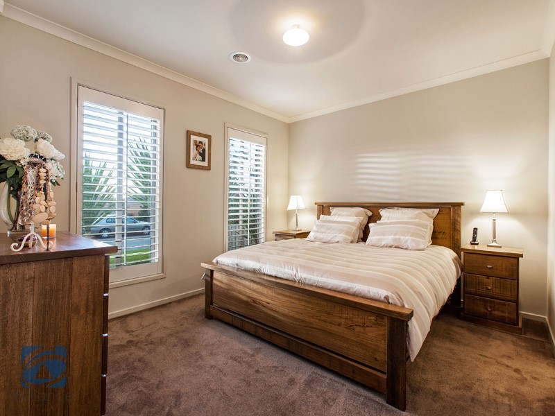 8 Olive Road, Lynbrook VIC 3975