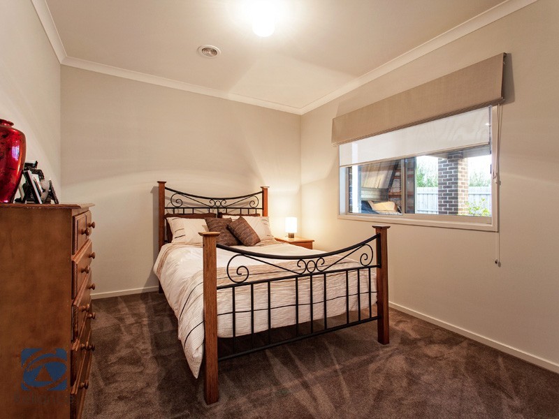 8 Olive Road, Lynbrook VIC 3975