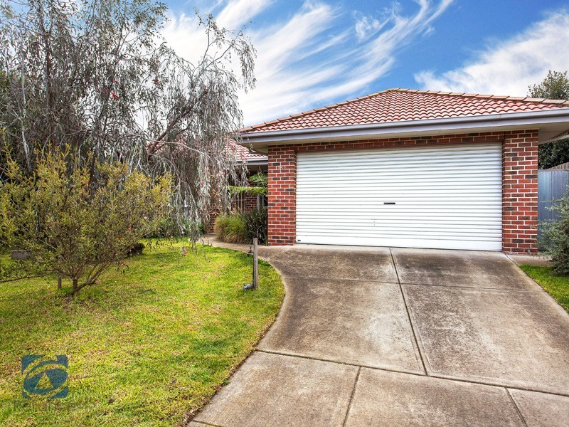 16 Carboni Crescent, Lynbrook VIC 3975