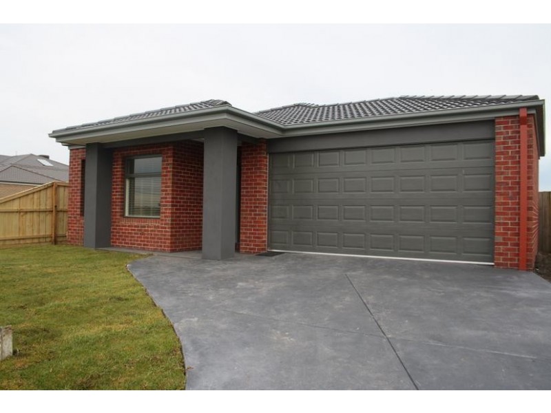 9 Waltzing Drive, Lynbrook VIC 3975