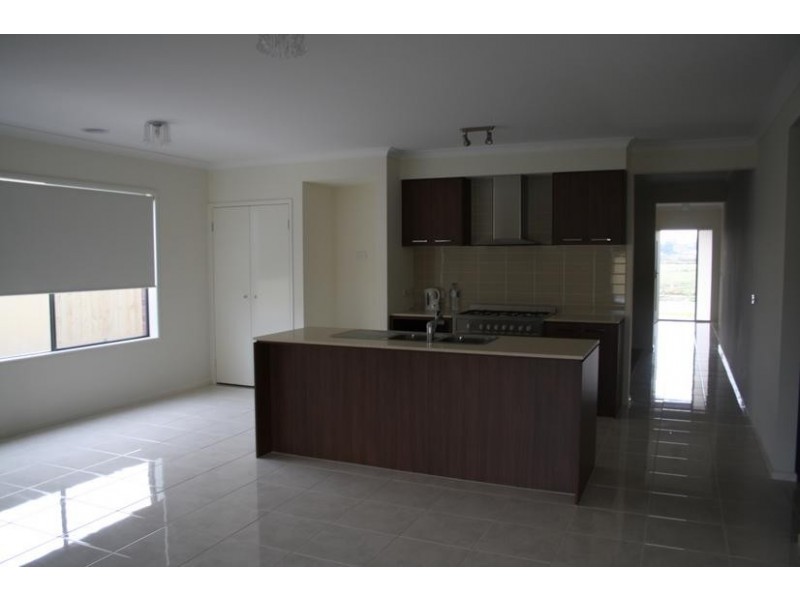 9 Waltzing Drive, Lynbrook VIC 3975