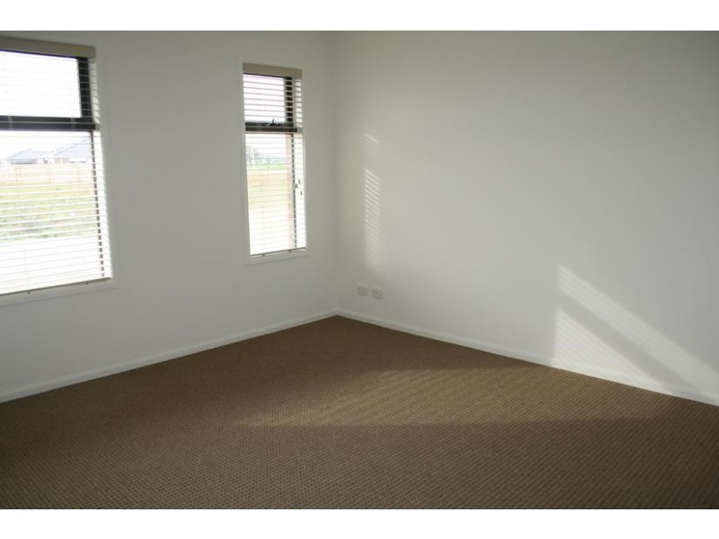 9 Waltzing Drive, Lynbrook VIC 3975