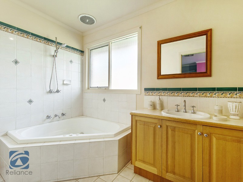 3 Henry Lawson Drive, Lynbrook VIC 3975