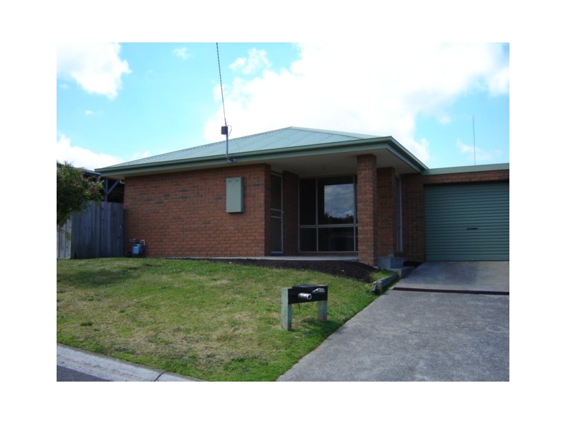 2/127 Warana Drive, Hampton Park VIC 3976