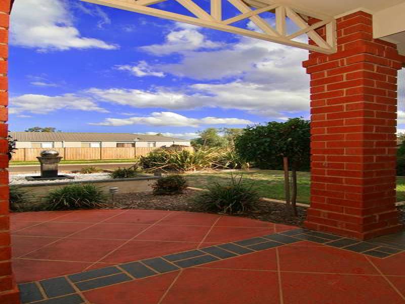 10 Ronans Retreat, Lynbrook VIC 3975