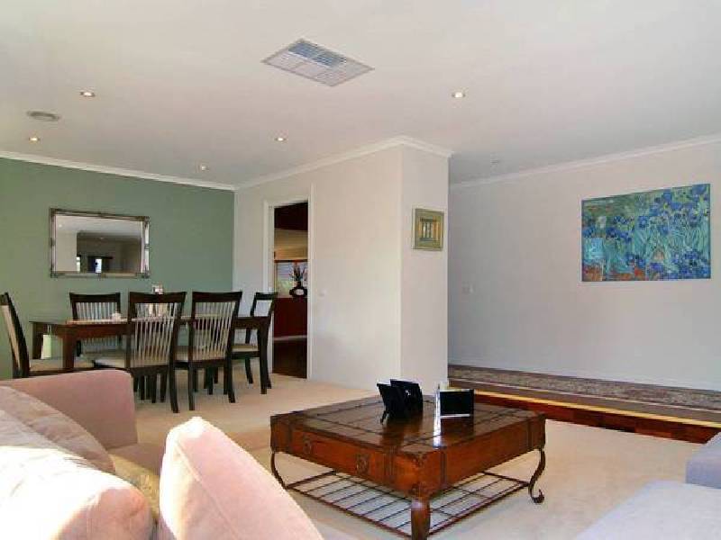 10 Ronans Retreat, Lynbrook VIC 3975