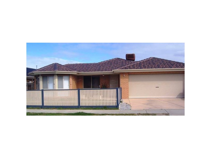 43 Oakland Drive, Hampton Park VIC 3976