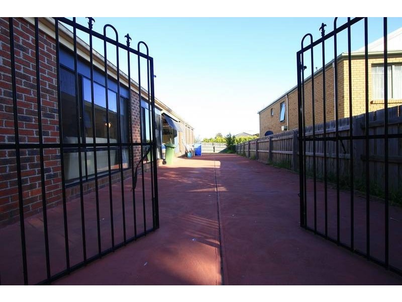 40 Blue Range Crescent, Lynbrook VIC 3975