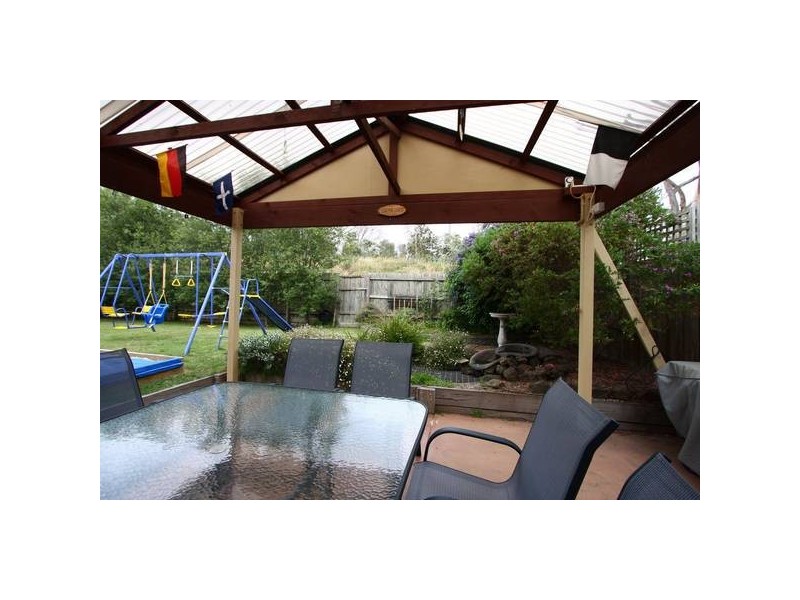 27 Hampton Drive, Hampton Park VIC 3976