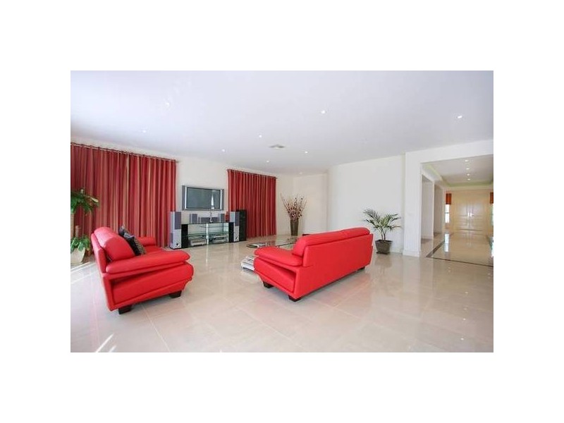 2 Tembie Rise, Lynbrook VIC 3975