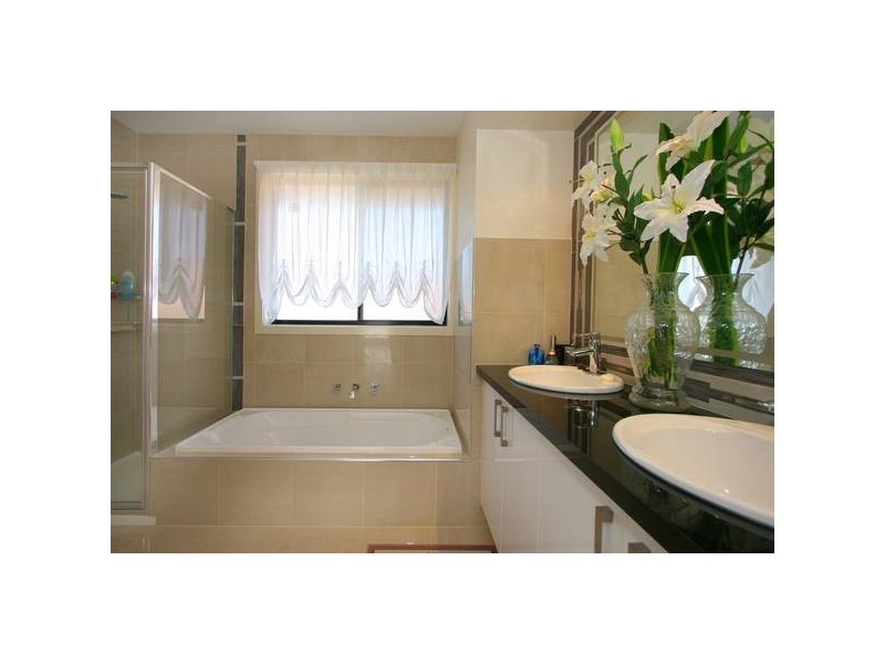 2 Tembie Rise, Lynbrook VIC 3975