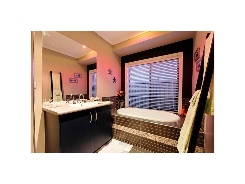 18 Alpine Heath Way, Lyndhurst VIC 3975