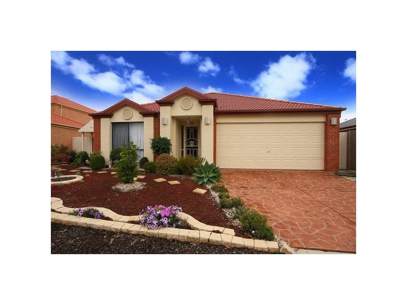4 Carboni Crescent, Lynbrook VIC 3975