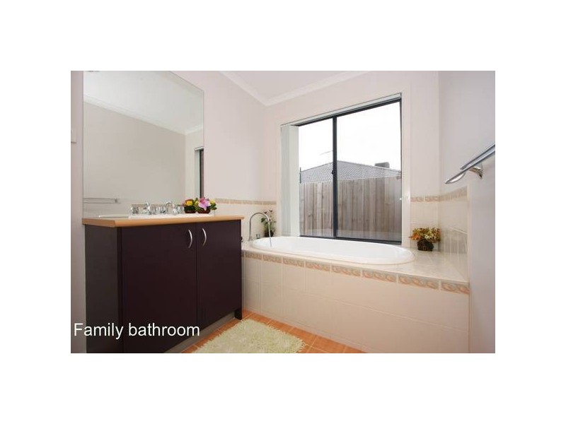 4 Carboni Crescent, Lynbrook VIC 3975