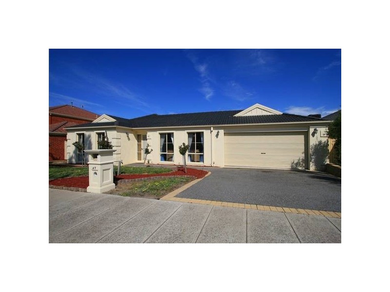 87 Hutchinson Drive, Lynbrook VIC 3975