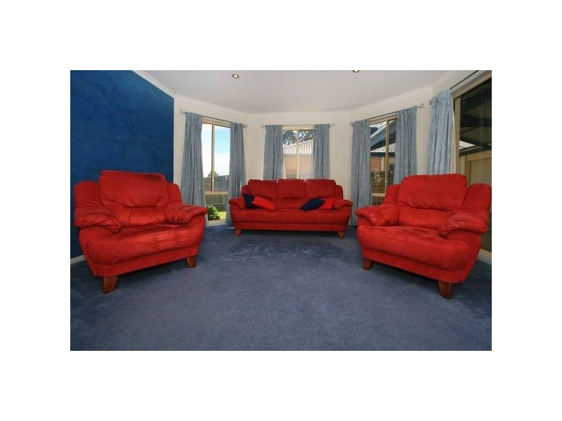 87 Hutchinson Drive, Lynbrook VIC 3975