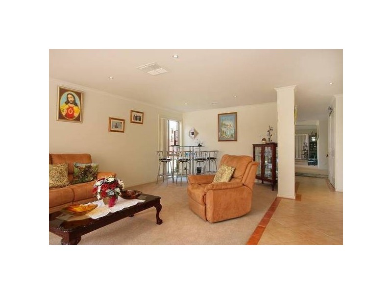 2 McKern Place, Lynbrook VIC 3975