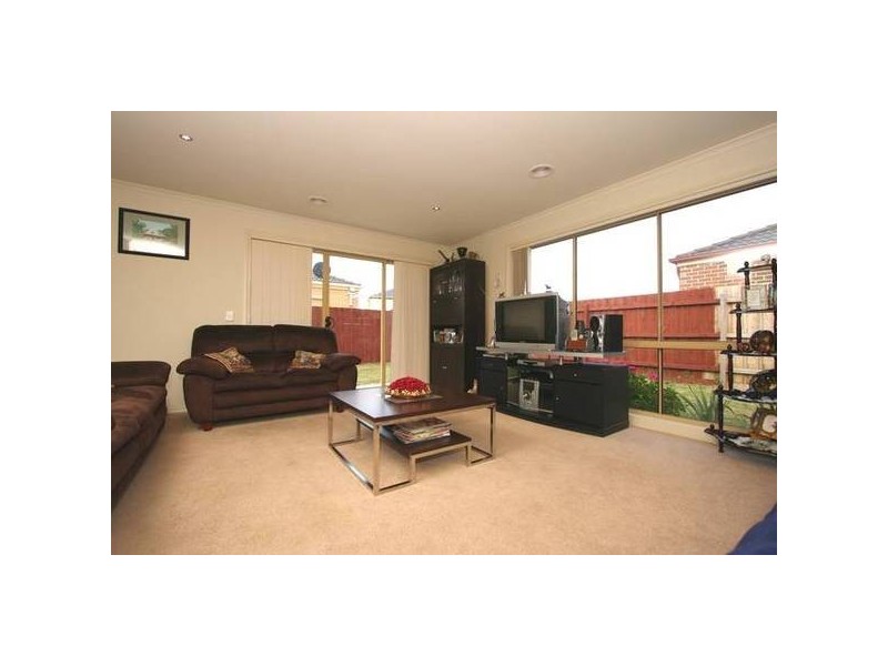 2 McKern Place, Lynbrook VIC 3975