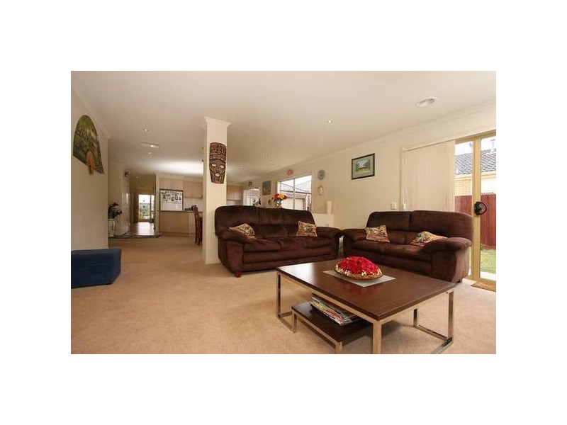2 McKern Place, Lynbrook VIC 3975