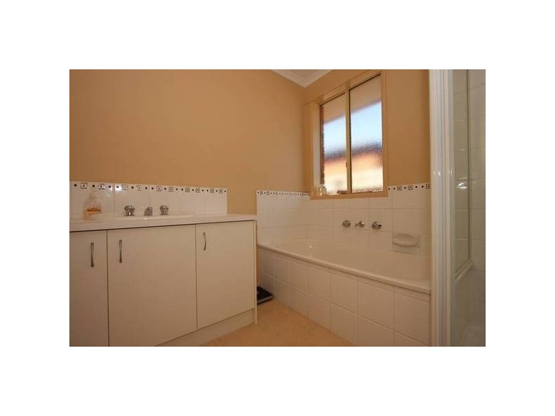 39 Oakland Drive, Hampton Park VIC 3976