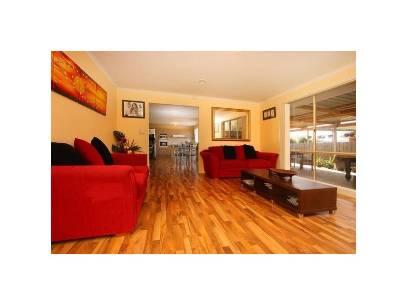 35 Redwood Avenue, Hampton Park VIC 3976