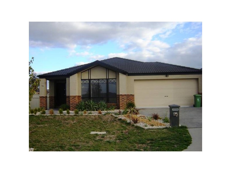 11 Barnby Grove, Cranbourne VIC 3977