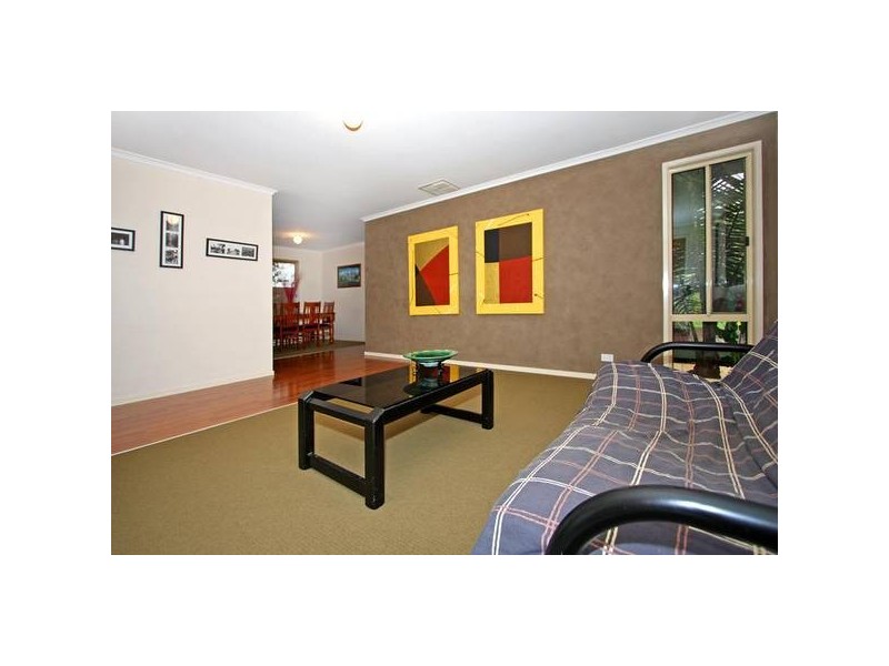 16 Eldershaw Drive, Lynbrook VIC 3975