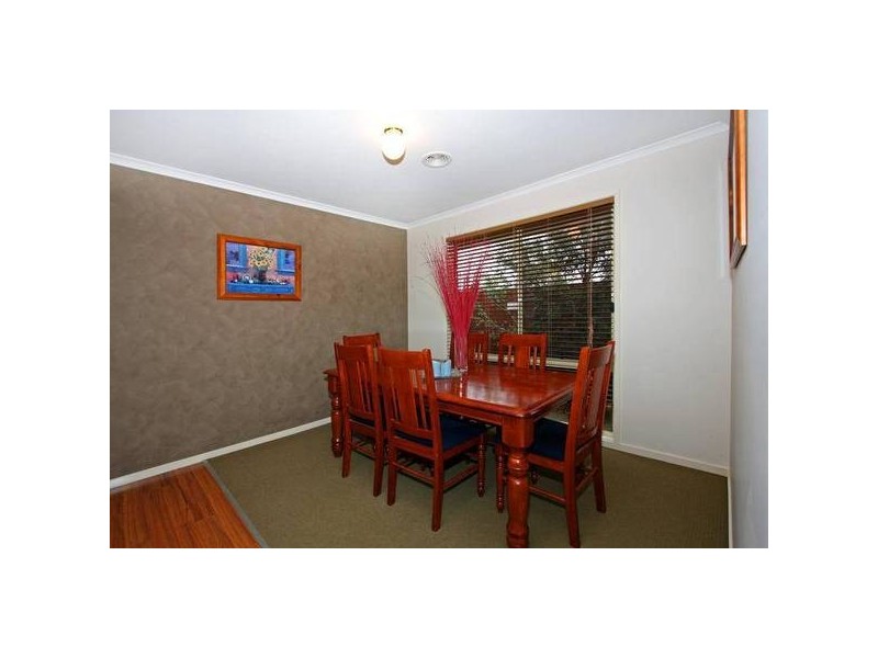 16 Eldershaw Drive, Lynbrook VIC 3975