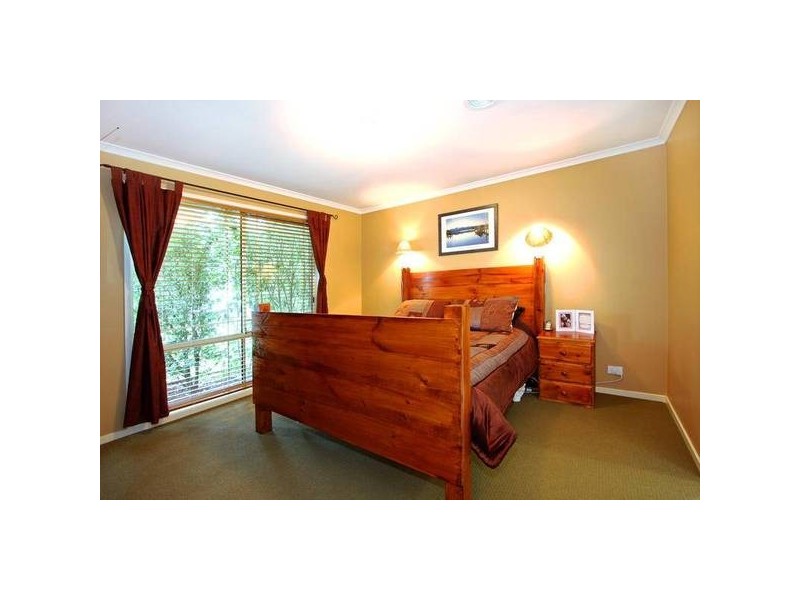 16 Eldershaw Drive, Lynbrook VIC 3975