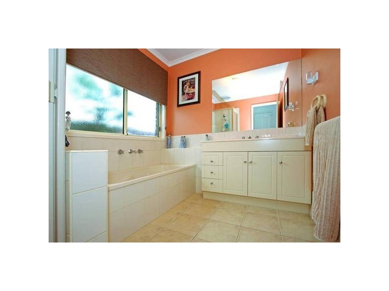 16 Eldershaw Drive, Lynbrook VIC 3975