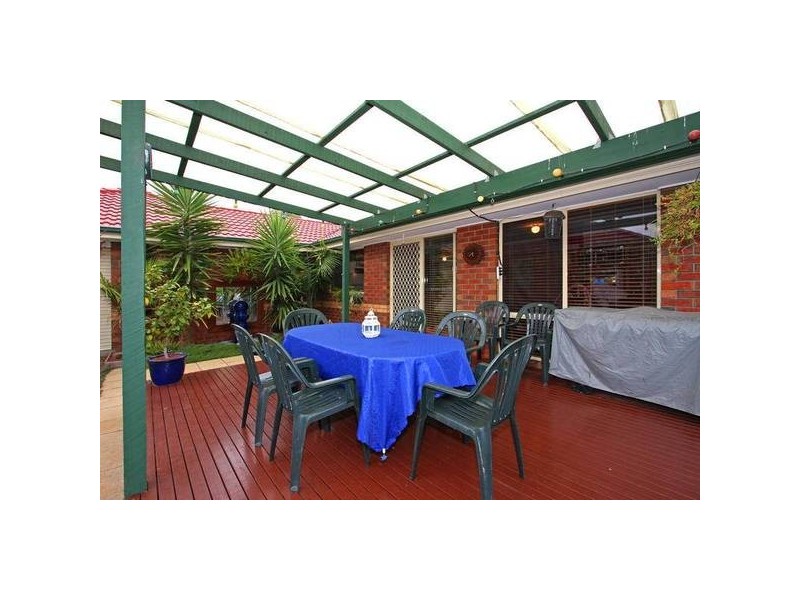 16 Eldershaw Drive, Lynbrook VIC 3975