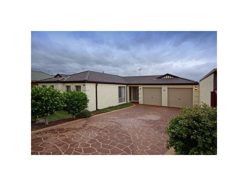 71 Hutchinson Drive, Lynbrook VIC 3975