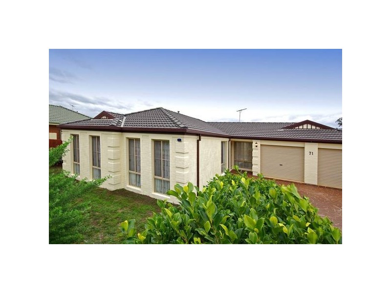 71 Hutchinson Drive, Lynbrook VIC 3975