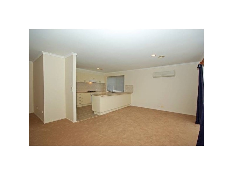 71 Hutchinson Drive, Lynbrook VIC 3975