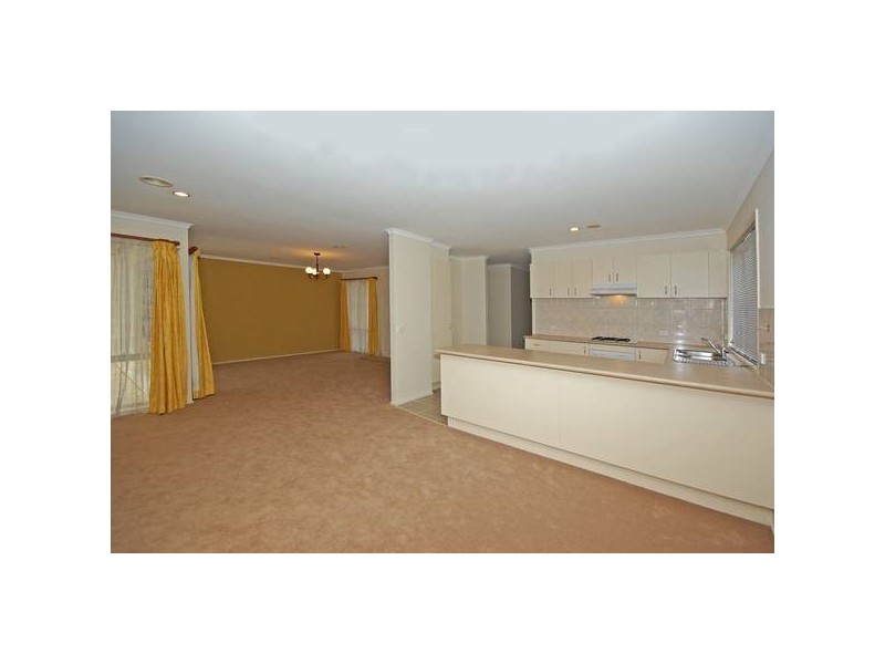 71 Hutchinson Drive, Lynbrook VIC 3975