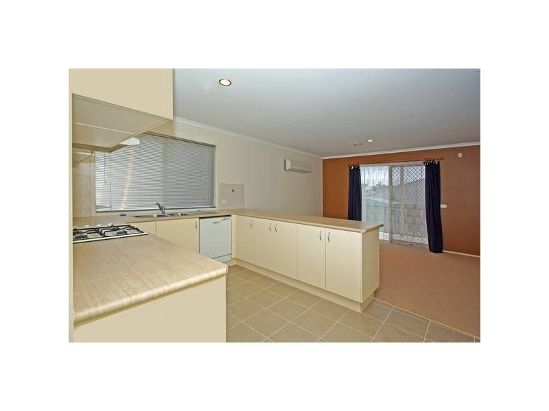 71 Hutchinson Drive, Lynbrook VIC 3975