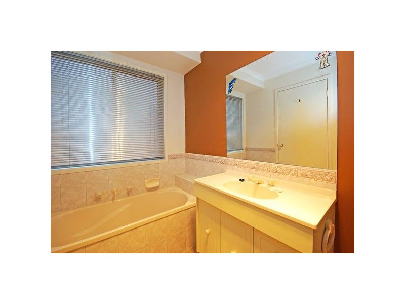 71 Hutchinson Drive, Lynbrook VIC 3975