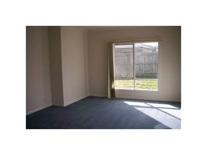 16 Darcy Niland Crescent, Lynbrook VIC 3975