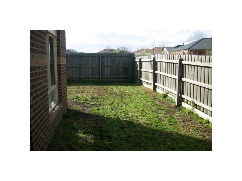 16 Darcy Niland Crescent, Lynbrook VIC 3975