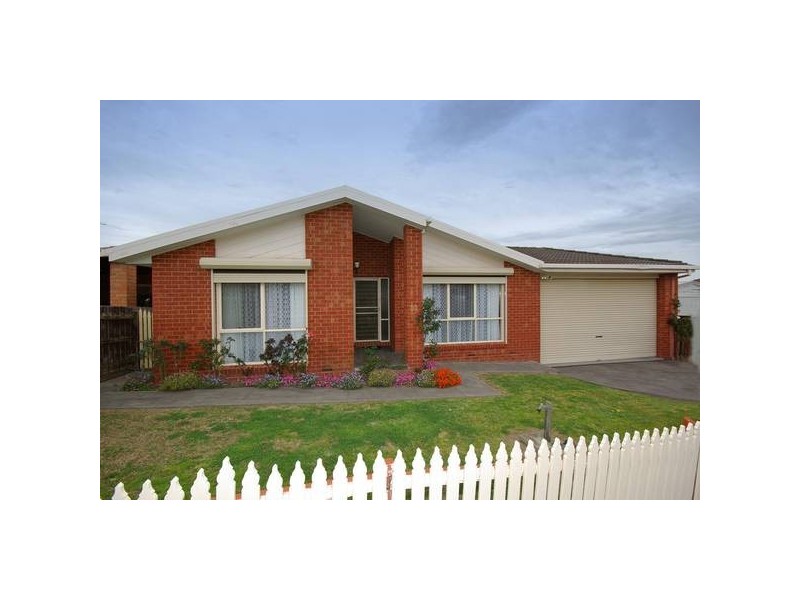 11 Fernshaw Gardens, Hallam VIC 3803