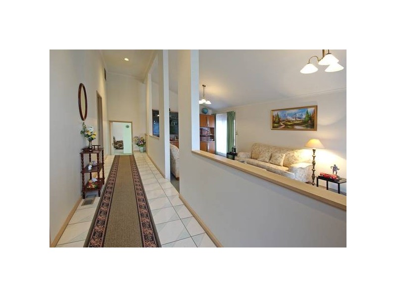 11 Fernshaw Gardens, Hallam VIC 3803